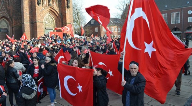 Almanya'da Türk Silahlı Kuvvetleri'ne destek mitingi