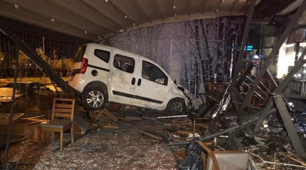 Ankara'da kadın sürücü otomobiliyle kafeye girdi: 1 yaralı
