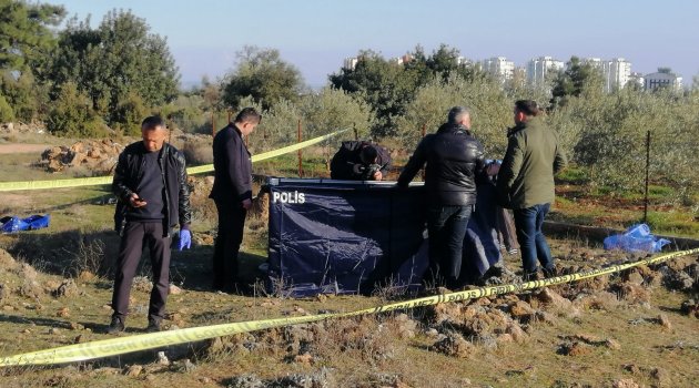 Antalya'da boş arazide erkek cesedi bulundu