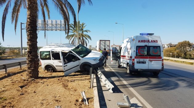 Antalya'da ticari araç tıra çarparak takla attı: 1 yaralı