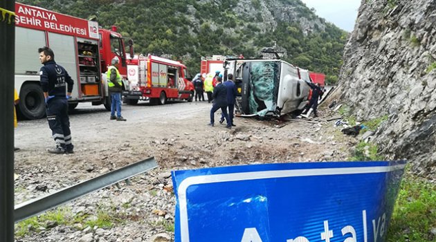 Antalya'da feci kaza: 3 ölü, 14 yaralı