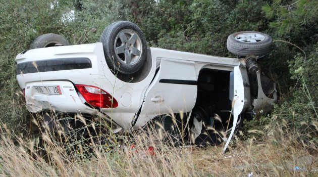Antalya'da otomobil şarampole yuvarlandı: 3 yaralı