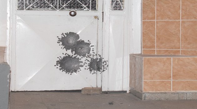 Apartmana pompalı tüfekle ateş açtılar