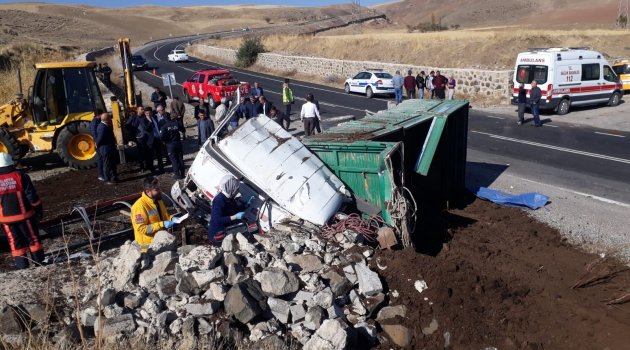 Arguvan'da kamyon devrildi: 1 ölü