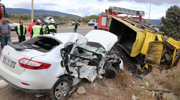 Asfalt yüklü kamyon otomobille çarpıştı: 1 ölü 3 yaralı