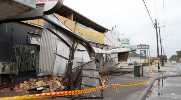 Avustralya'da fırtına 60 bin evi elektriksiz bıraktı