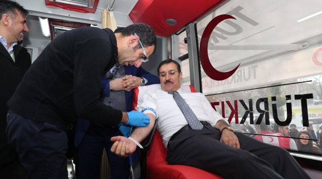 Bakan Mehmetçik için kan verdi