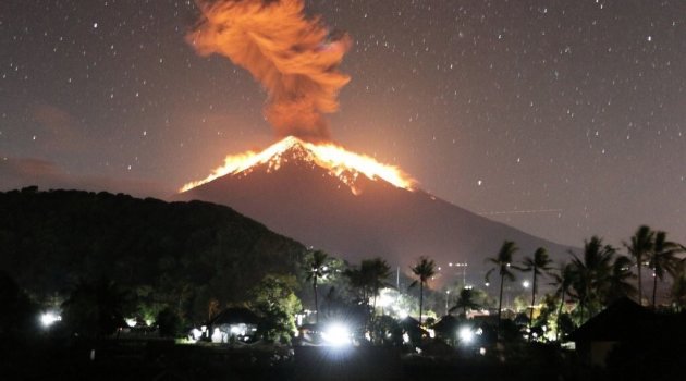 Bali'deki Agung Yanardağ patladı