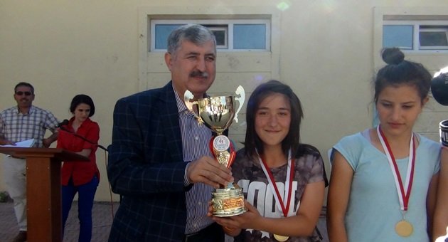 BAŞARILI SPORCU GENÇLERE ÖDÜLLERİ VERİLDİ