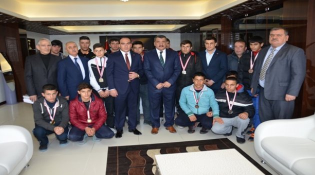 Başkan Gürkan başarılı güreşçileri kabul etti