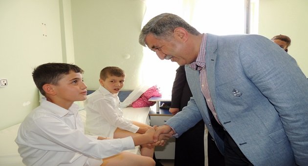 POLAT, SÜNNET OLAN ÇOCUKLARI ZİYARET ETTİ