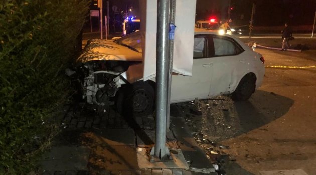 Başkent'te otomobil polis aracına çarptı: 2'si polis 3 yaralı