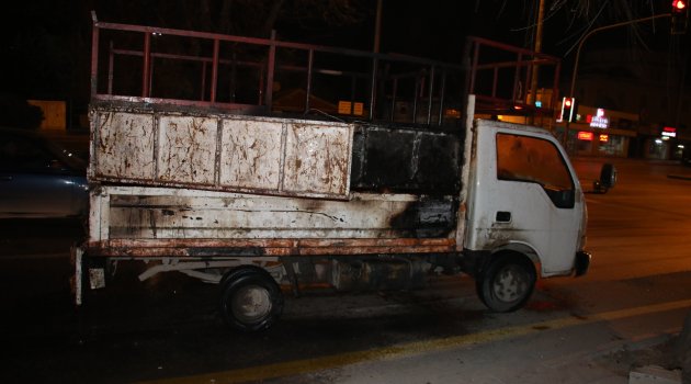 Başkent'te sigara izmariti kamyoneti tutuşturdu