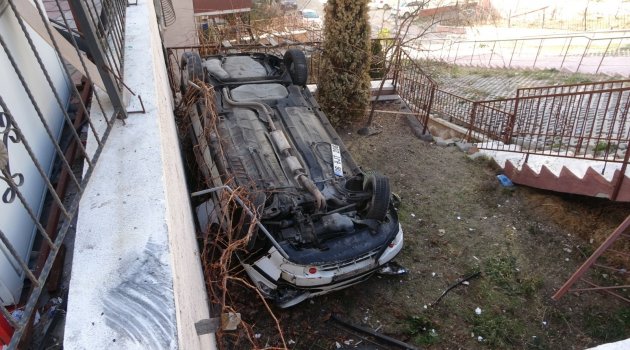 Başkent'te otomobil apartmanın bahçesine uçtu: 2 yaralı