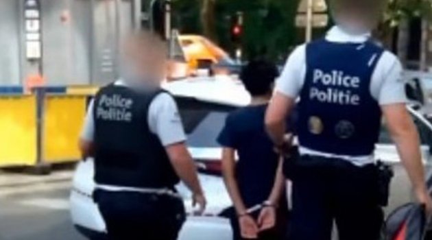Belçika'da polis 13 yaşındaki çocuğa ters kelepçe taktı