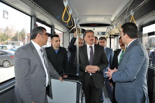 Belediye Başkanı Ahmet Çakır, doğalgazlı otobüsü inceledi