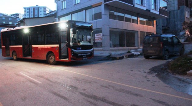 Belediye otobüsü hafif ticari araca çarptı: 2 yaralı