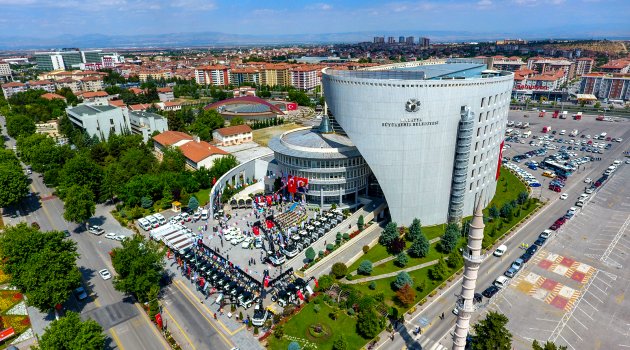 " Benim oğlum bina okur döner döner yine okur"