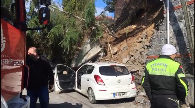 Beykoz'da duvar çöktü, iki araç altında kaldı