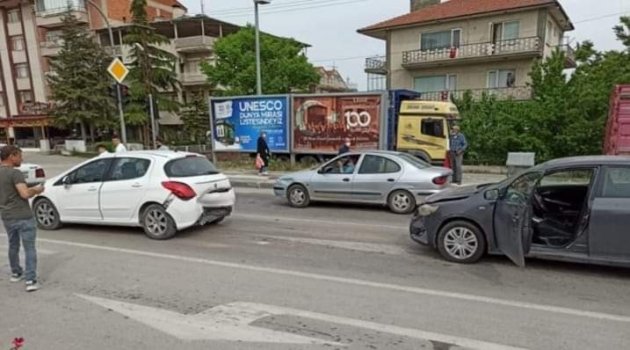 Beypazarı'nda zincirleme kaza: 3 araç birbirine girdi