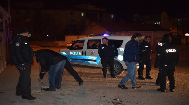 Bıçakla kendini yaraladı