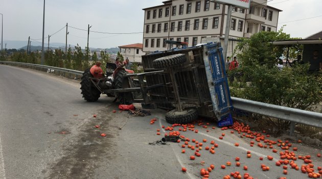 Bilecik'te domates yüklü traktöre kamyon çarptı: 3 yaralı