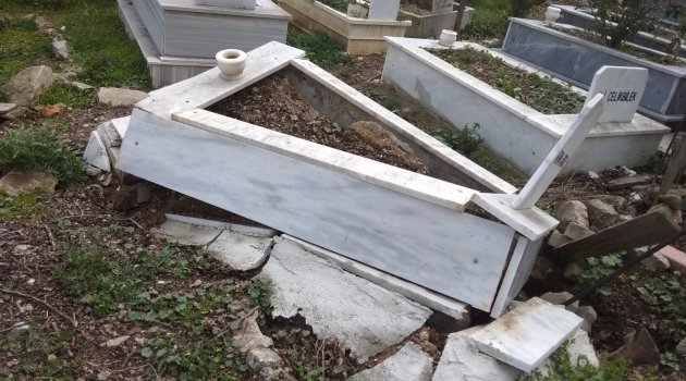 Bilecik'te yaşanan toprak kayması mezarlara zarar verdi