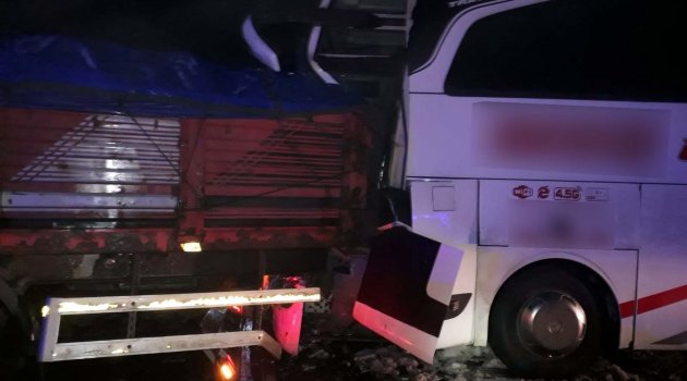 Bingöl'de tır ile otobüs çarpıştı: 8 yaralı