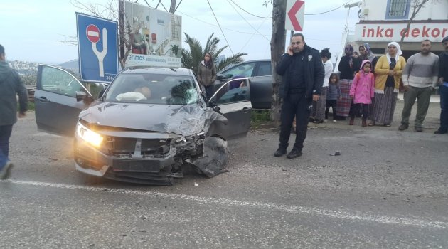 Bodrum'da öğrenci servisi ile otomobil çarpıştı: 13 yaralı