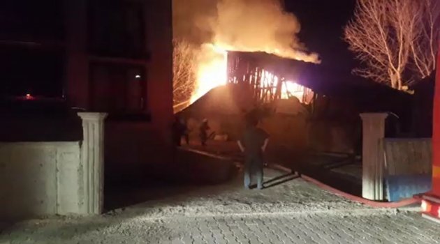 Bolu'da, ahır ve 2 katlı ahşap ev alev alev yandı
