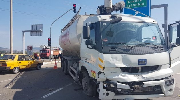Bolu'da kamyonla otomobil çarpıştı: 2 yaralı