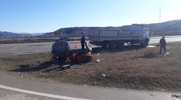 Boyabat'ta traktörle kamyon çarpıştı: 1 yaralı