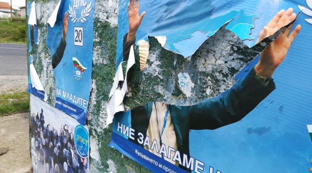 Bulgaristan'da Türk partilerinden seçim afişi yırtma yarışı