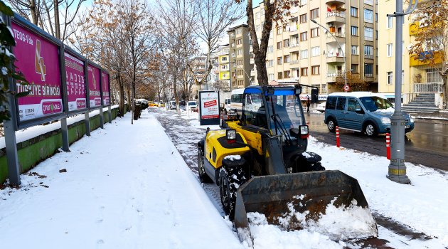 Büyükşehir karla mücadeleye devam ediyor