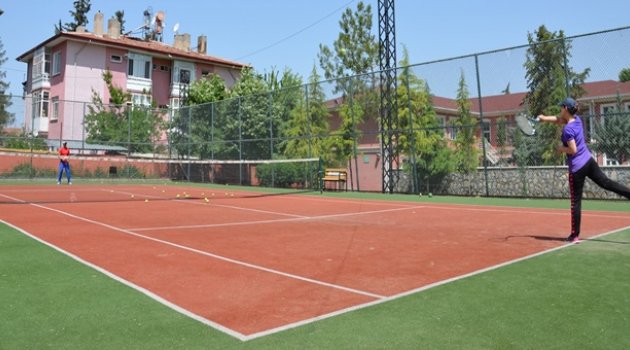  Büyükşehir Tenis Kortu Büyük İlgi Görüyor