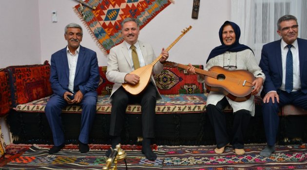 Çakır bağlama çalarak destek istedi