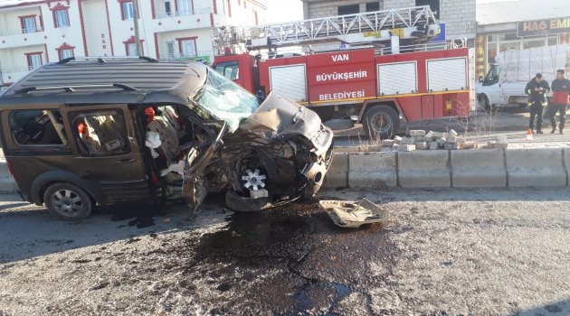 Çaldıran'da kamyonetler çarpıştı: 1 ölü 4 yaralı