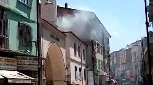 Cami çatısında korkutan yangın