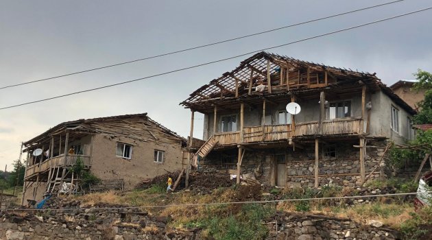 Çatılar uçtu direkler devrildi!