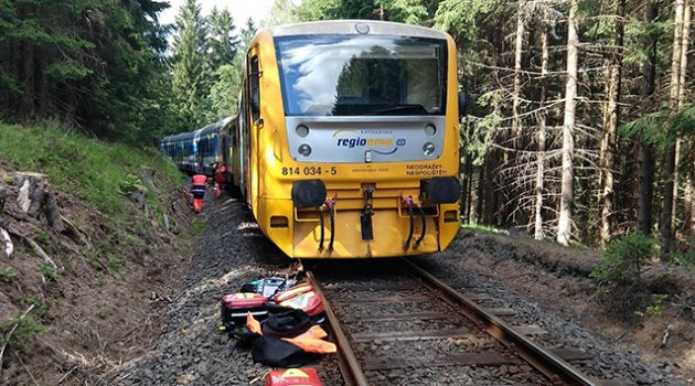 Çekya'da iki yolcu treni kafa kafaya çarpıştı: 3 ölü 30 yaralı