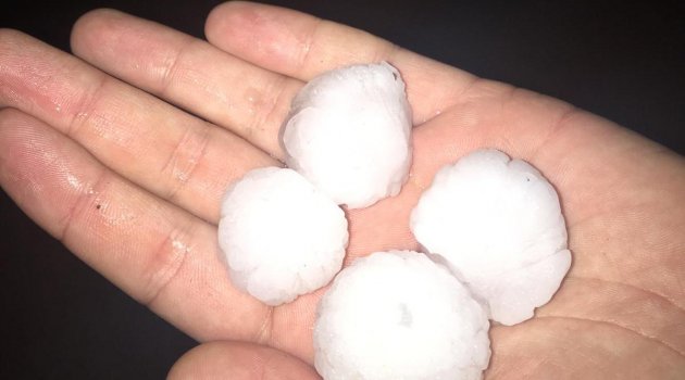 Ceviz büyüklüğünde dolu yağdı