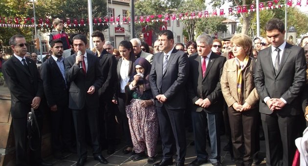 CHP Atatürk Anıtı'na Çelenk Koydu