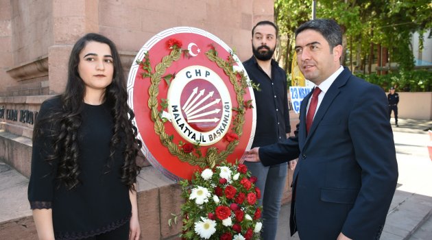 CHP Atatürk anıtına çelenk sundu