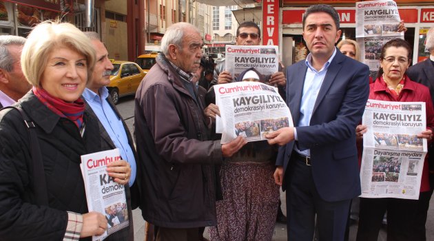 CHP'liler Cumhuriyet Gazetesi dağıttı