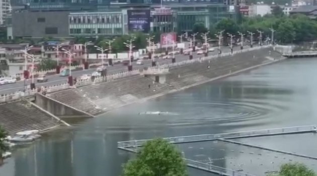 Çin'de öğrencileri taşıyan otobüs gölete düştü