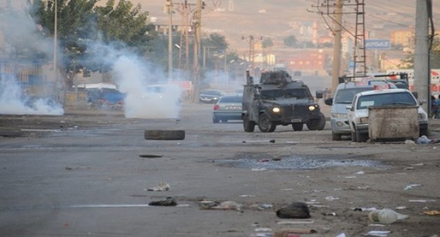 Cizre ilçesinde,sokaklar adeta savaş alanına döndü