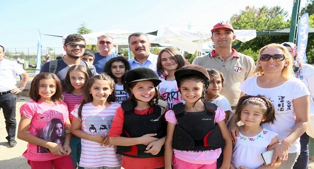Çocuklar Ata Binmenin Sevincini Yaşadı