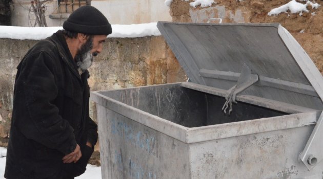 Kimsesiz adam yardım bekliyor