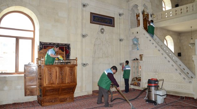 Darende'de camilerde Ramazan temizliği yapıldı