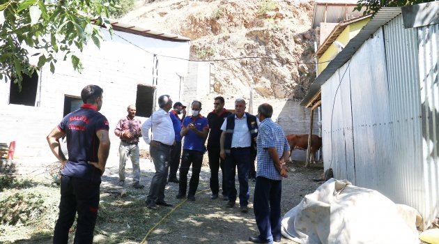 Depremde bazı evlerde hasar oluştu